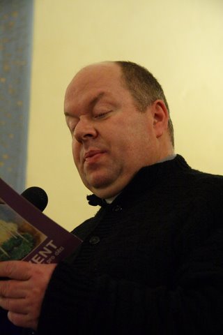 P.František Bůžek čte dětem